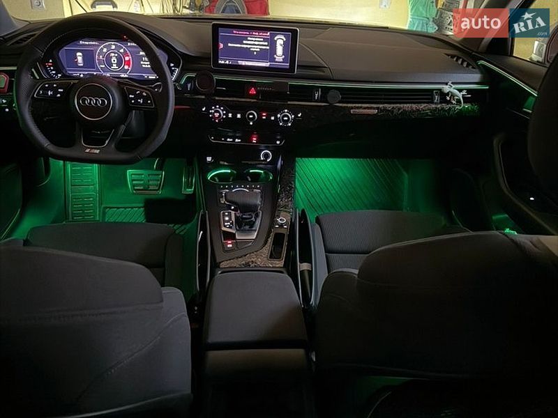 Універсал Audi A4 2018 в Ужгороді