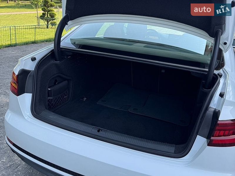 Седан Audi A4 2018 в Хмельницком