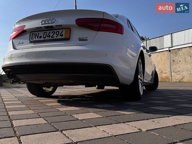 Седан Audi A4 2015 в Стрию