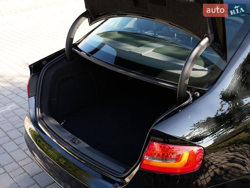 Седан Audi A4 2015 в Івано-Франківську