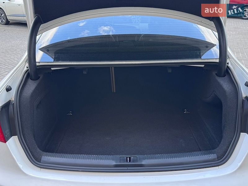 Седан Audi A4 2014 в Львові