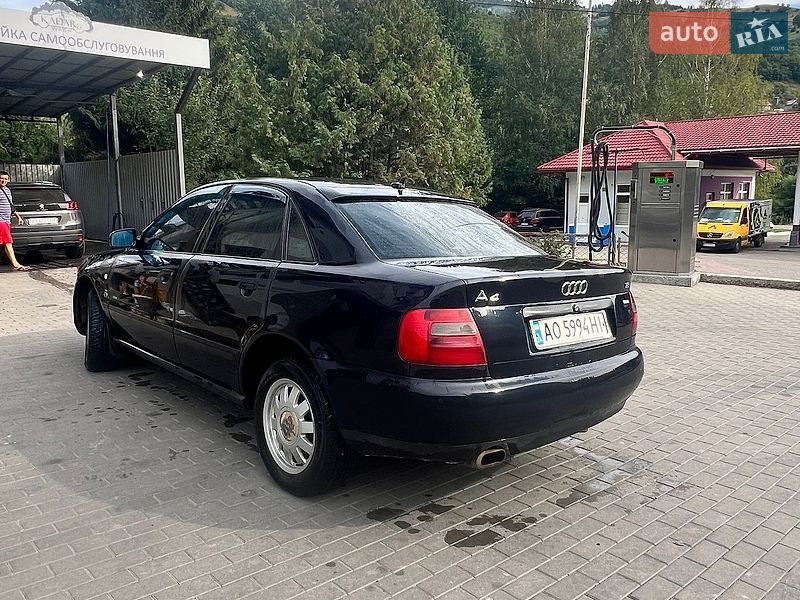 Седан Audi A4 1995 в Рахове