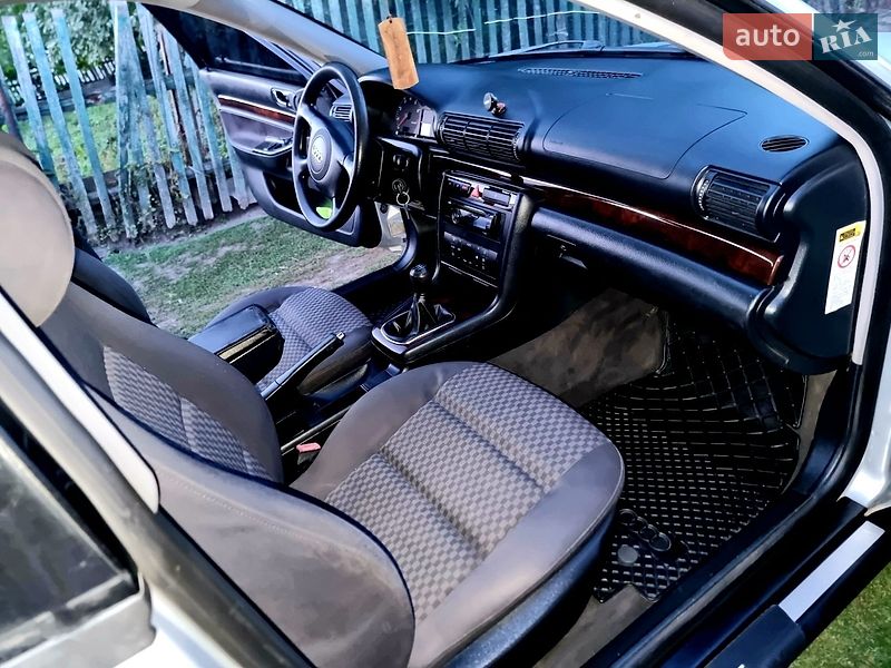 Седан Audi A4 1999 в Теофиполе