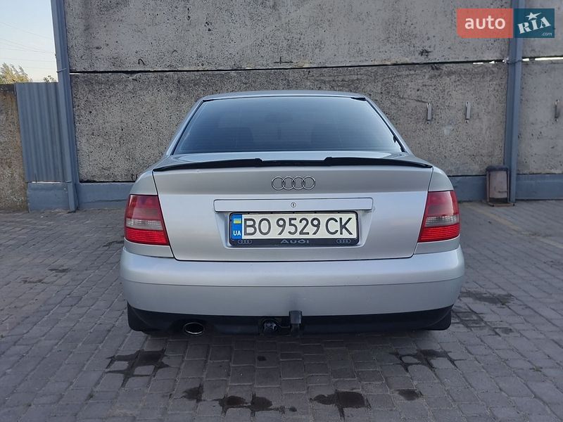 Седан Audi A4 1999 в Теофиполе