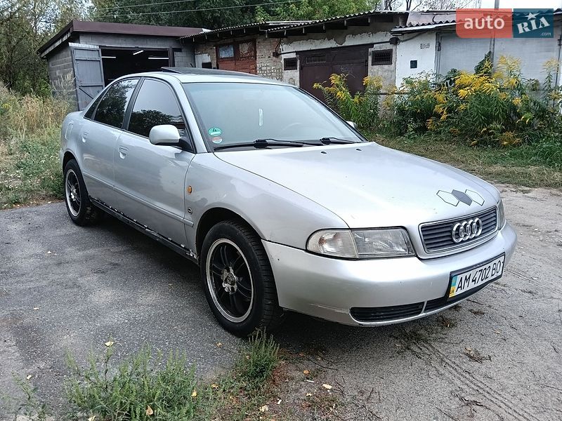 Седан Audi A4 1998 в Малине