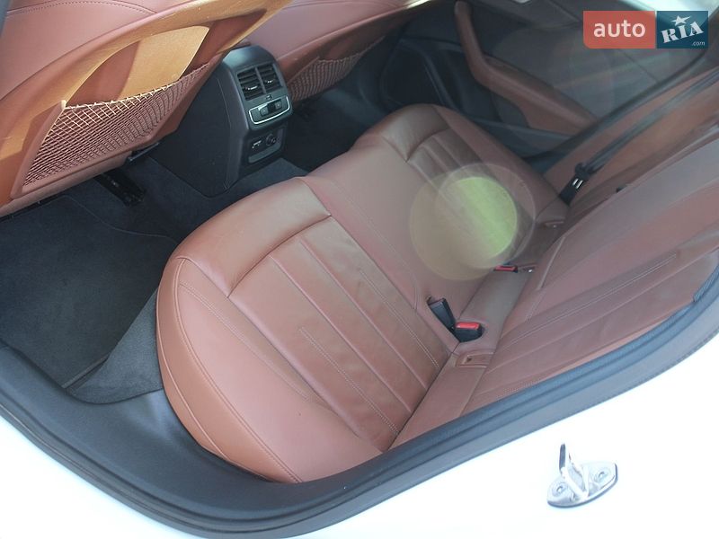 Седан Audi A4 2021 в Жовкве
