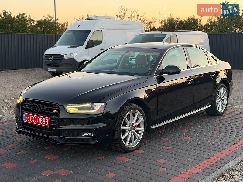 Седан Audi A4 2014 в Ужгороді