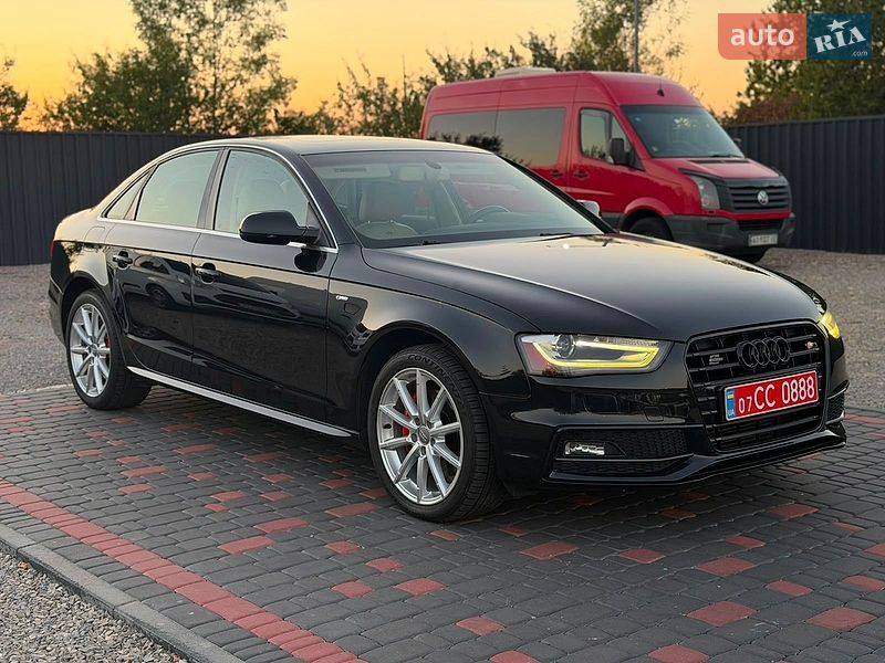 Седан Audi A4 2014 в Ужгороді
