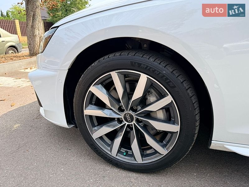 Седан Audi A4 2021 в Харкові