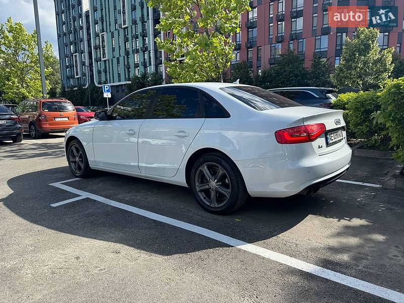 Седан Audi A4 2012 в Киеве