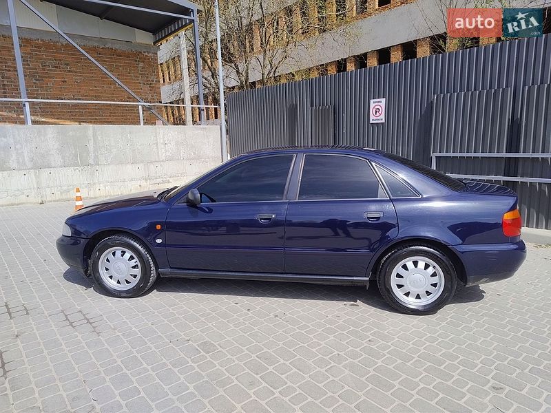 Седан Audi A4 1996 в Львові