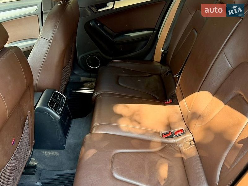 Седан Audi A4 2013 в Львові