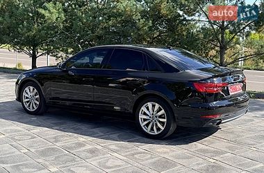 Седан Audi A4 2015 в Львове