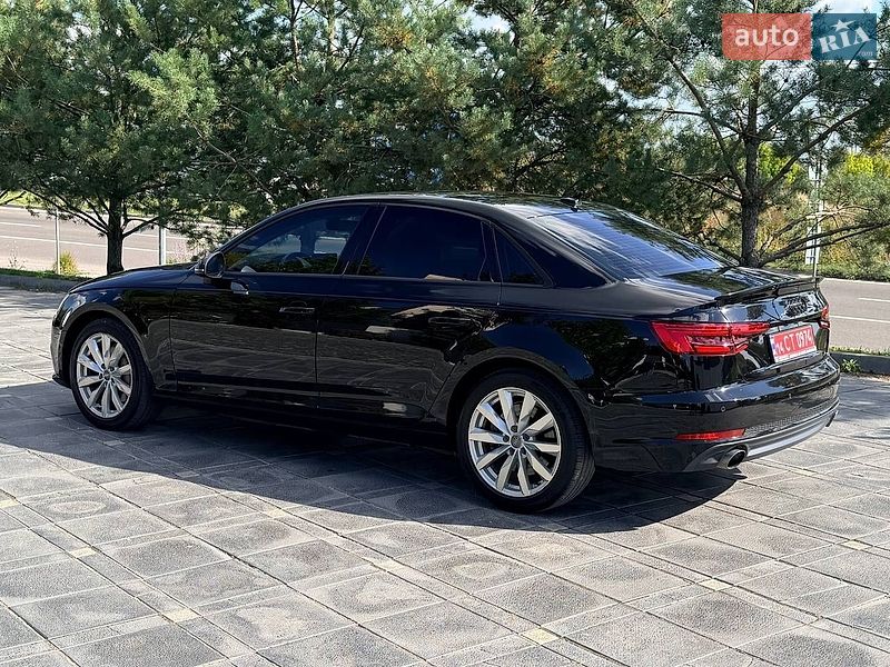Седан Audi A4 2015 в Львове