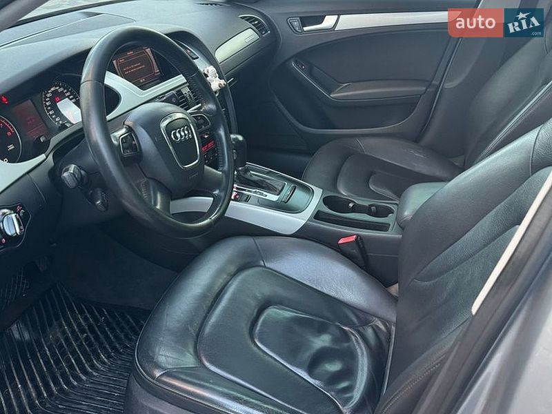 Седан Audi A4 2010 в Обухове