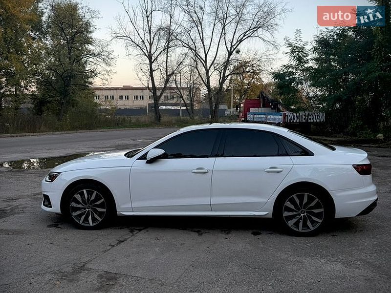 Седан Audi A4 2022 в Киеве