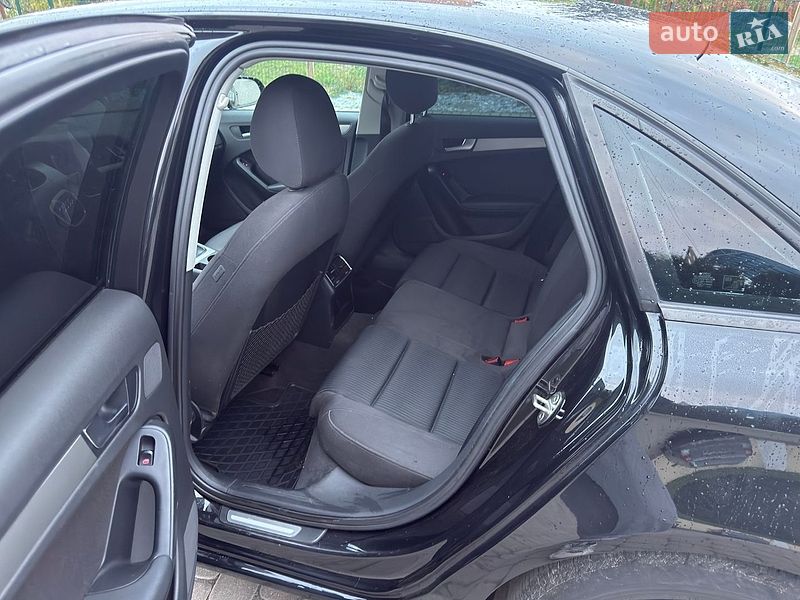 Седан Audi A4 2011 в Остроге