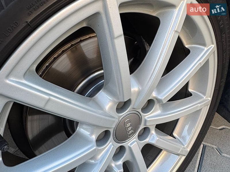 Седан Audi A4 2015 в Львові