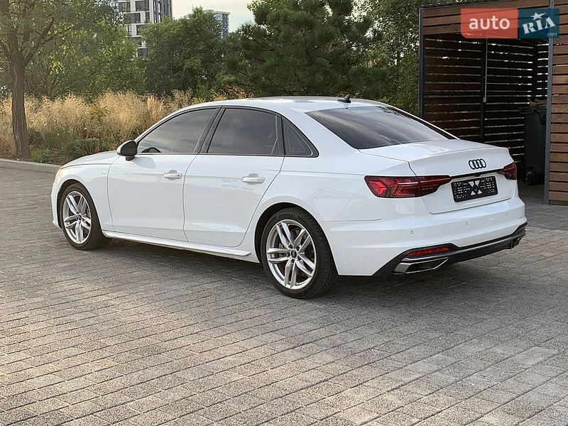Седан Audi A4 2022 в Киеве