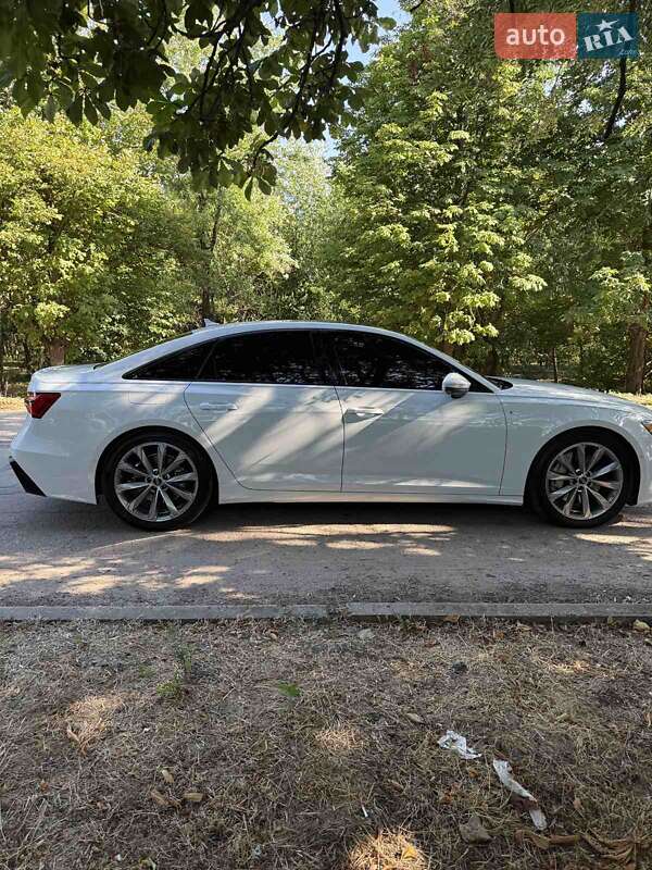 Седан Audi A6 2022 в 