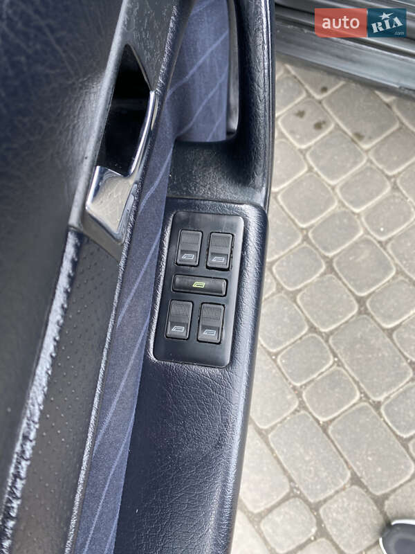 Седан Audi A6 1995 в Жовкве