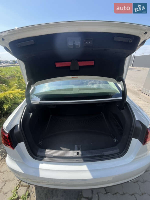 Седан Audi A6 2015 в Ужгороде