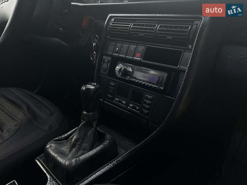 Седан Audi A6 1995 в Жовкве