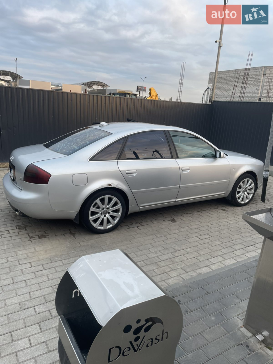 По мотору потеки масла, летняя резина.