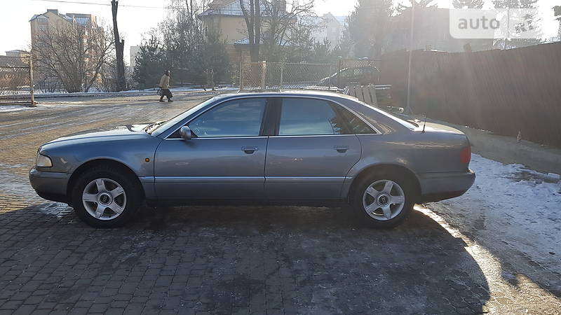 Седан Audi A8 1998 в Чорткові