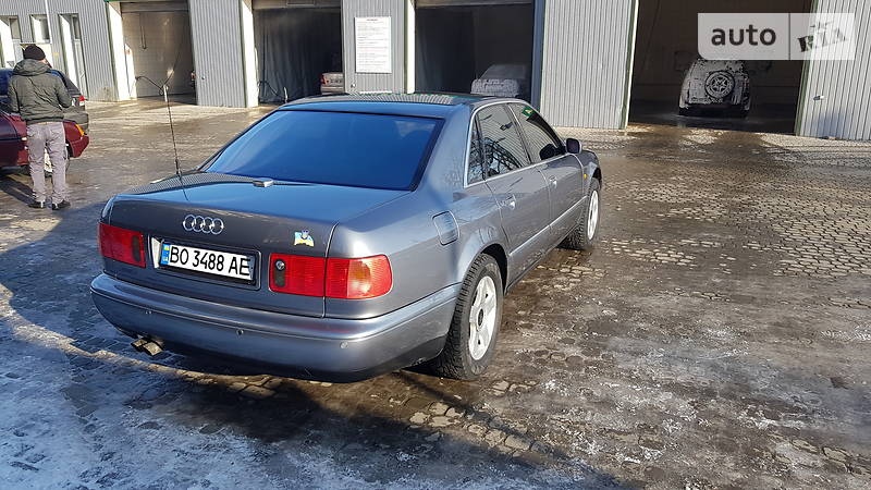 Седан Audi A8 1998 в Чорткові