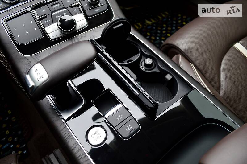 Седан Audi A8 2012 в Одесі