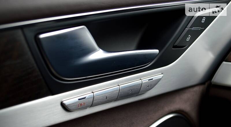 Седан Audi A8 2012 в Одесі