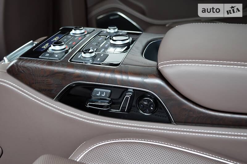 Седан Audi A8 2012 в Одесі