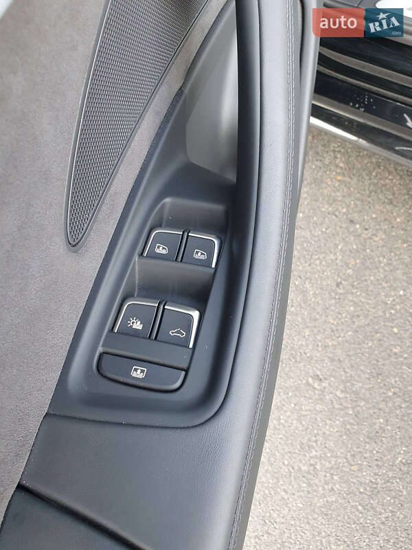 Седан Audi A8 2017 в Львове