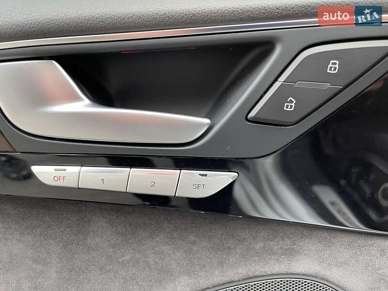 Седан Audi A8 2016 в Києві