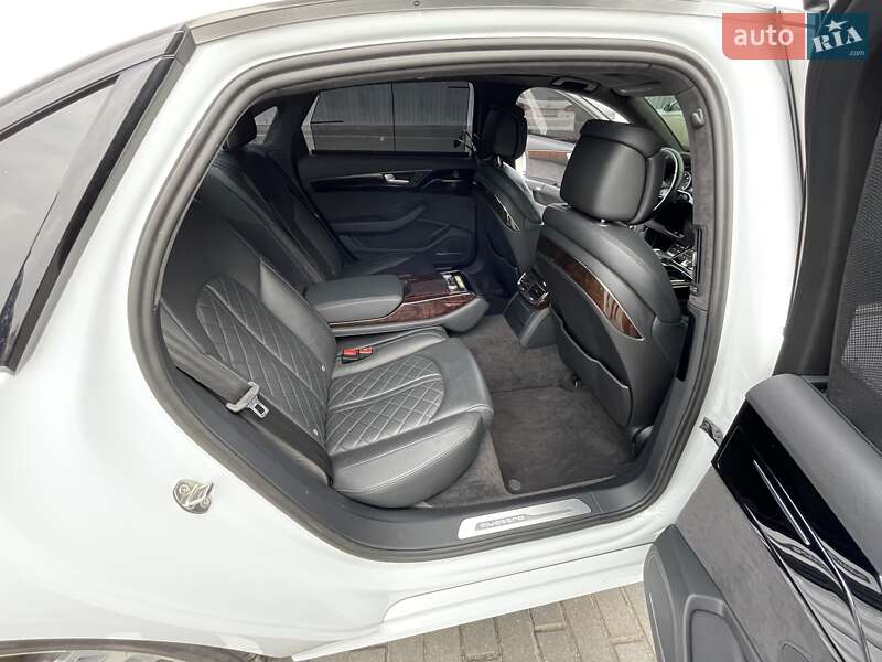 Седан Audi A8 2016 в Києві
