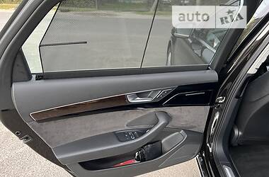 Седан Audi A8 2017 в Львові