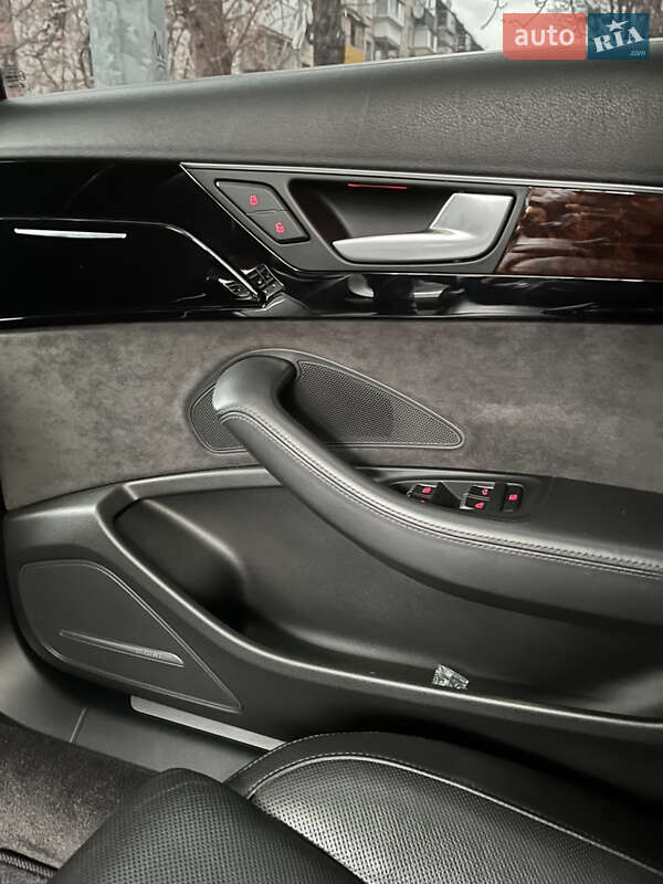 Седан Audi A8 2012 в Києві
