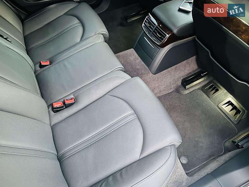 Седан Audi A8 2010 в Рахові