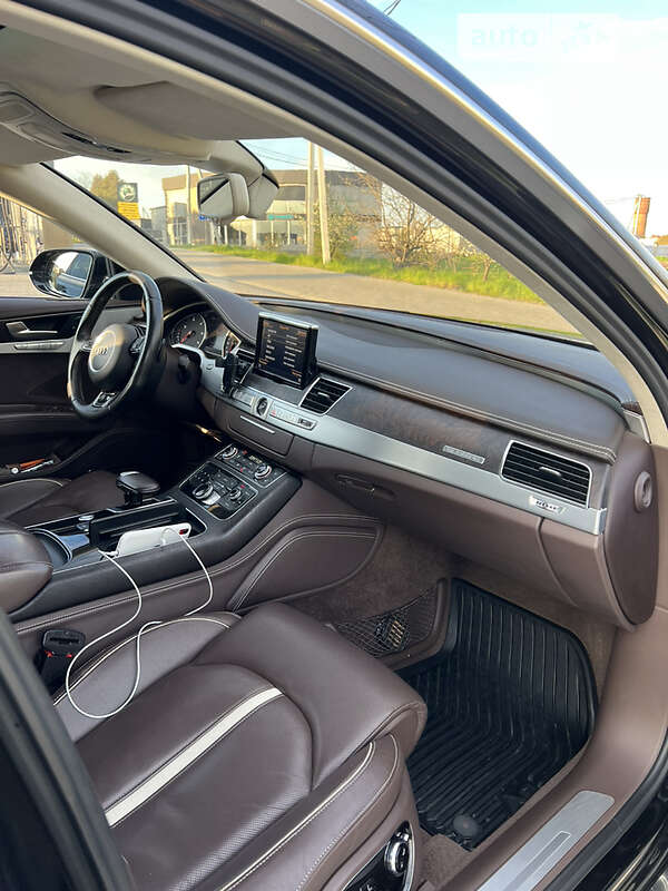Седан Audi A8 2015 в Львові