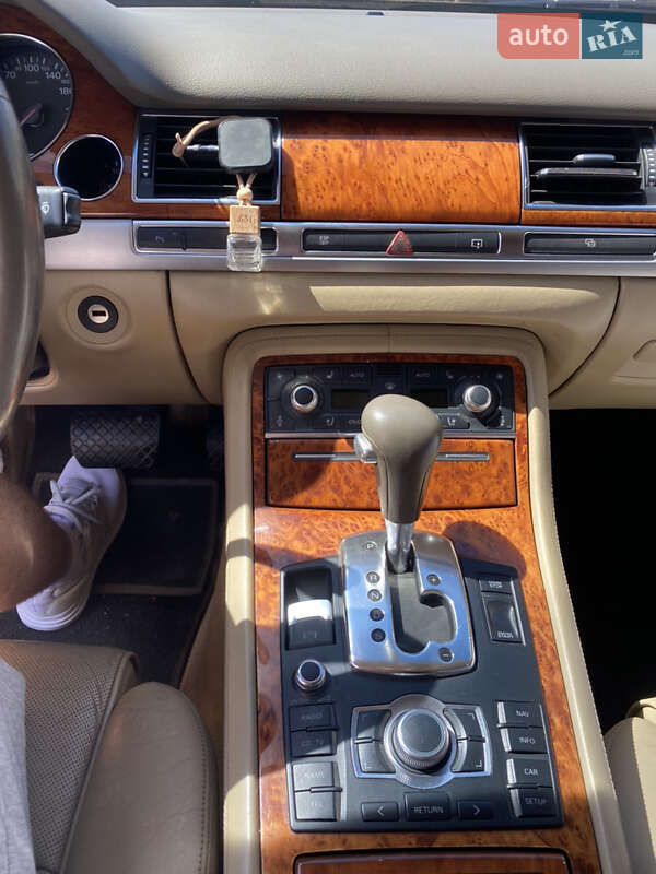 Седан Audi A8 2004 в Кривом Роге