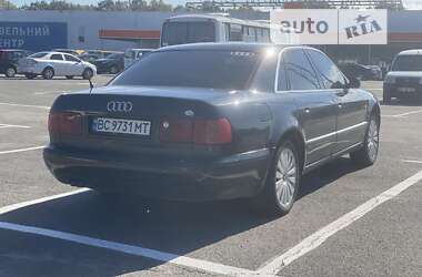 Седан Audi A8 1998 в Воловце