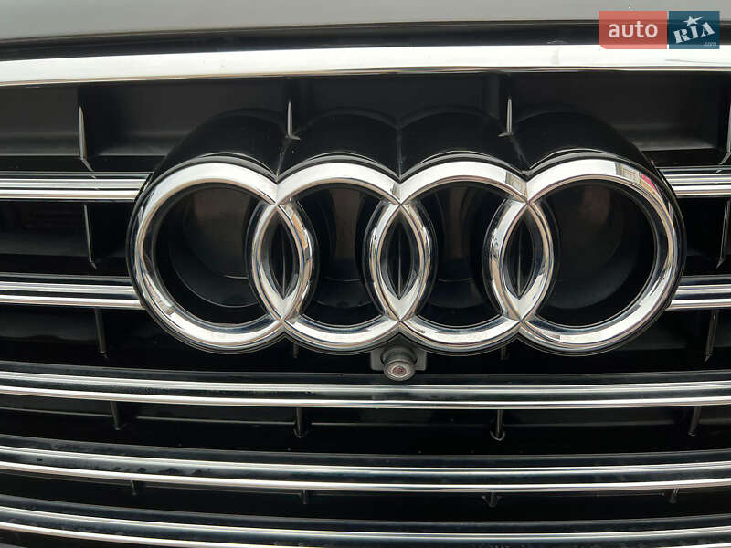 Седан Audi A8 2015 в Мукачево