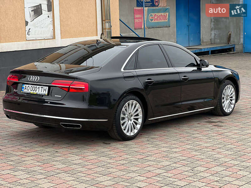 Седан Audi A8 2015 в Мукачево