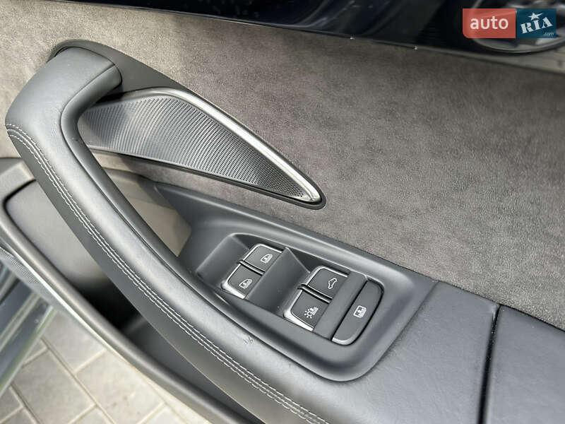 Седан Audi A8 2016 в Рівному