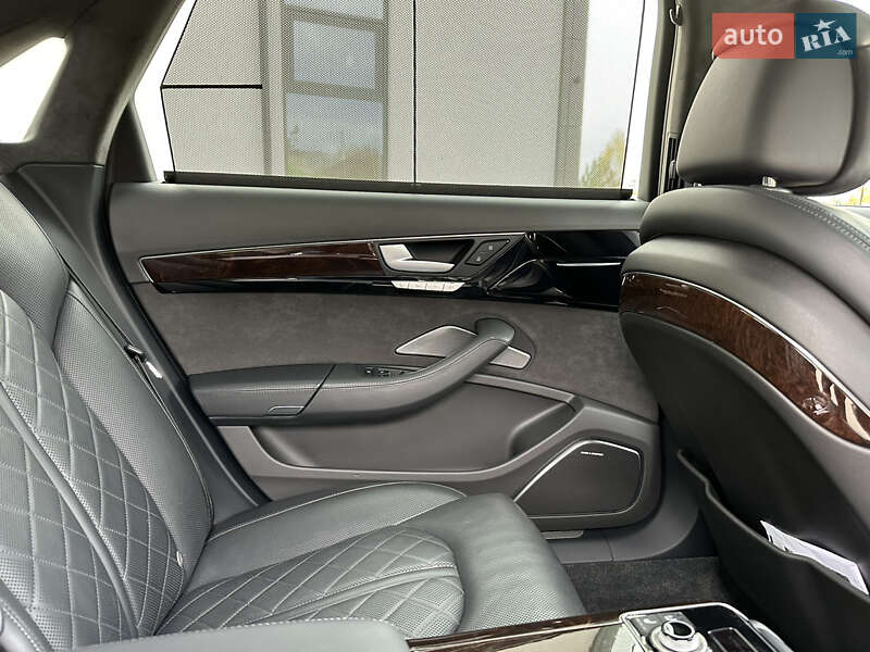 Седан Audi A8 2016 в Рівному