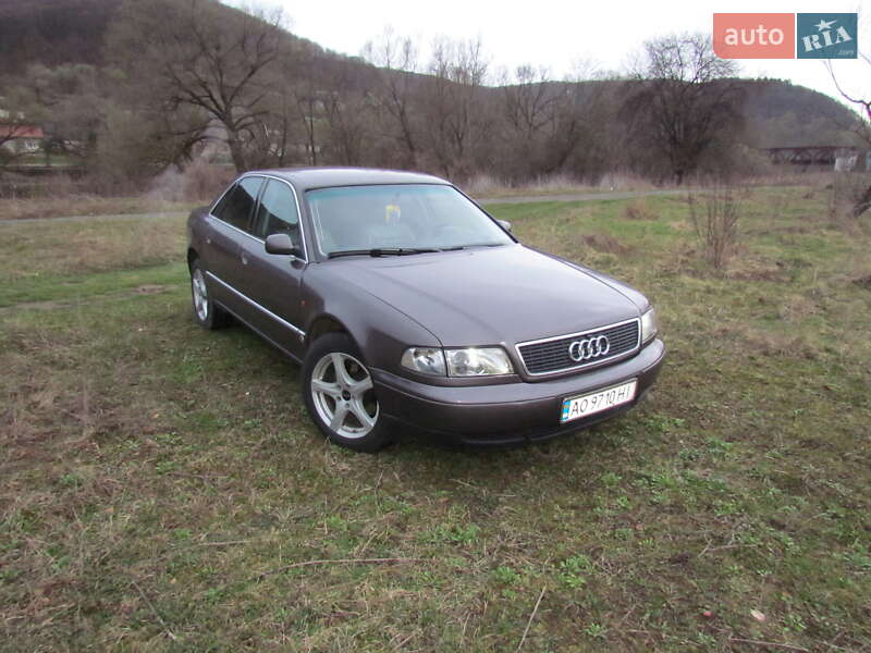 Седан Audi A8 1995 в Ужгороде