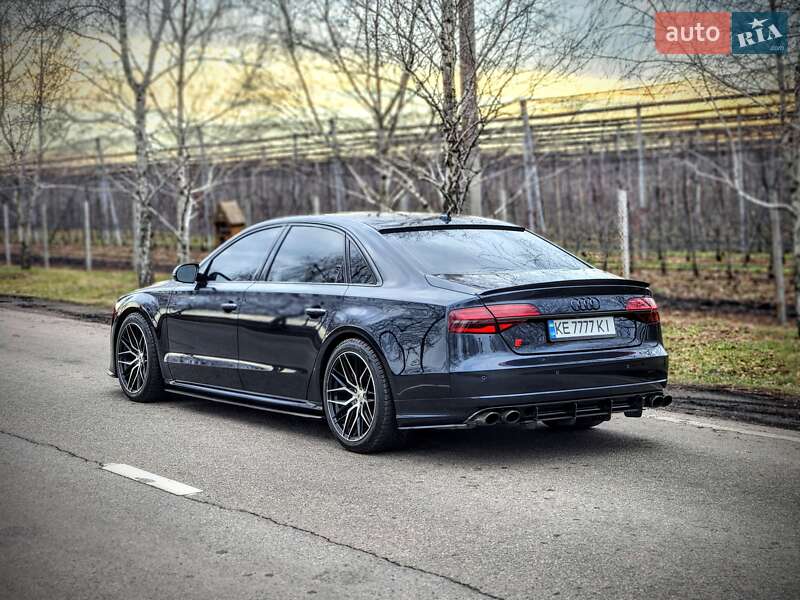Седан Audi A8 2016 в Дніпрі