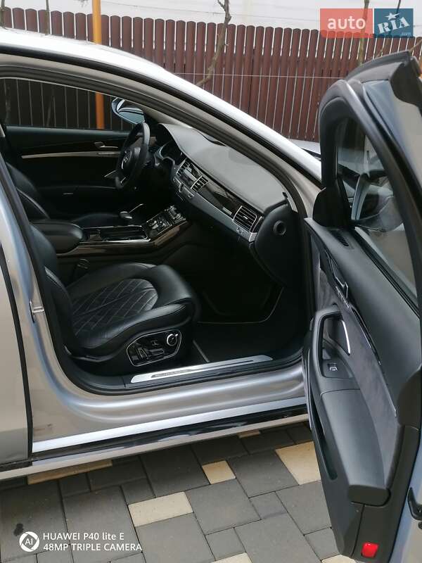 Седан Audi A8 2015 в Иршаве