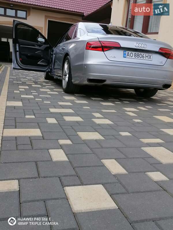 Седан Audi A8 2015 в Иршаве